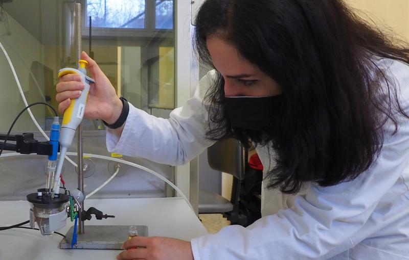 Dr. Parvaneh Rahimi zeigt die Elektrode mit dem neuartigen Sensormaterial. 