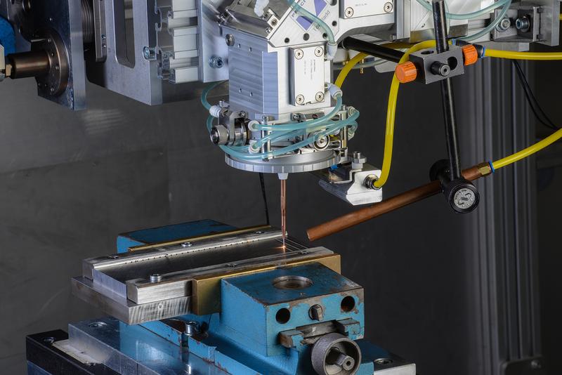 Das Fraunhofer-Institut für Produktionstechnologie IPT aus Aachen hat mit Partnern aus Industrie und Forschung das bildgebende Verfahren der optischen Kohärenztomografie (OCT) in einen koaxialen Prozess zum Laserauftragschweißen von Draht integriert.