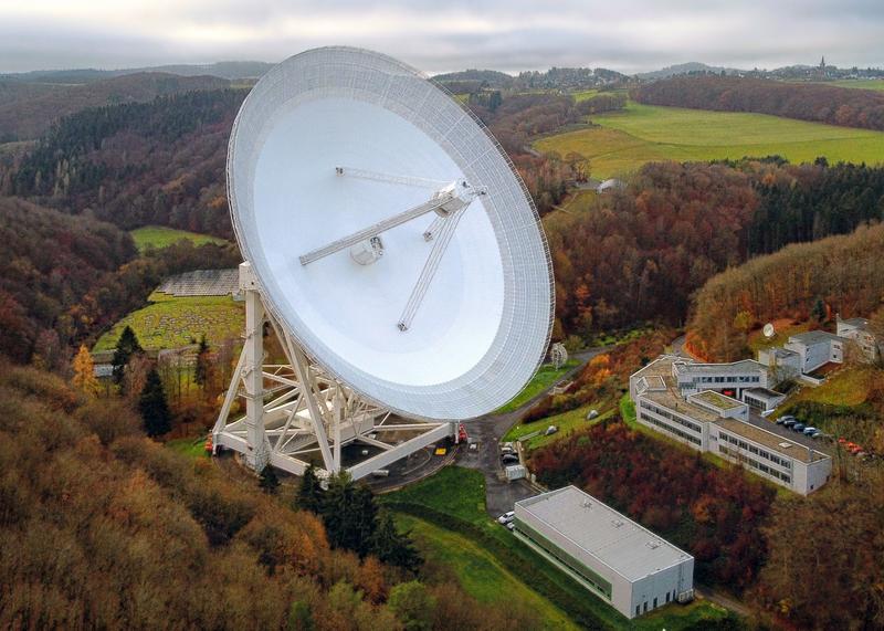 Radio-Observatorium Effelsberg mit dem 100-m-Radioteleskop des MPIfR. Das Teleskop wurde gleichzeitig für Pulsarbeobachtungen mit dem PSRIX-Datenaufzeichnungssystem und VLBI-Beobachtungen im Rahmen des EVN-Radioteleskop-Netzwerks eingesetzt.
