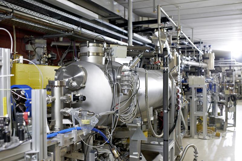 With this main module of ELBE, electrons can be accelerated to nearly the speed of light. In the SMART experiment, the particles generate bremsstrahlung, which knocks out one neutron each from molybdenum atomic nuclei, leaving the radioisotope Mo-99.