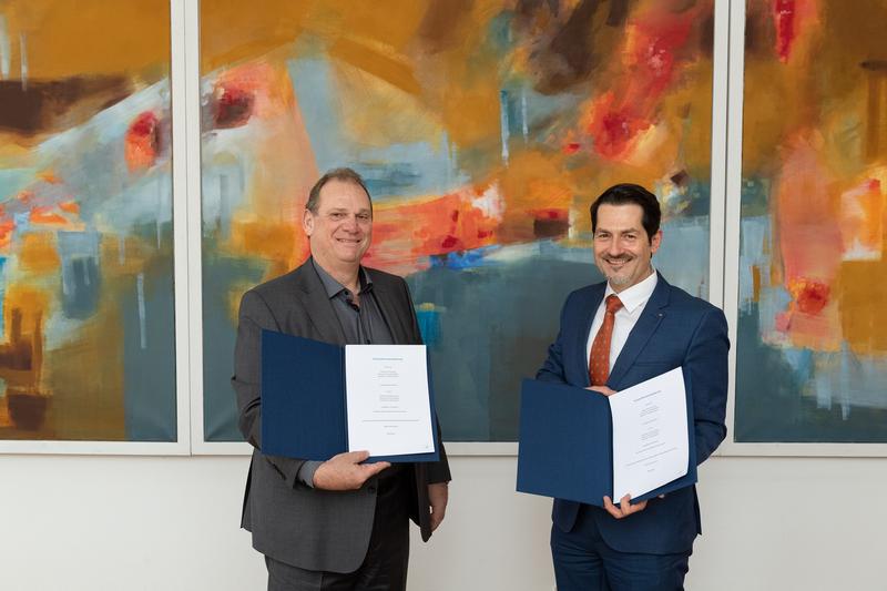 Kooperationsvertrag unterzeichnet: (v.l.) Präsident des Verwaltungsrates der OC Oerlikon, Prof. h.c. Michael Süß, und TUM-Präsident Prof. Thomas F. Hofmann