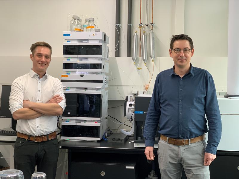 Felix Thoma und Bastian Blombach im Labor der Professur für Mikrobielle Biotechnologie am TUM Campus Straubing für Biotechnologie und Nachhaltigkeit.