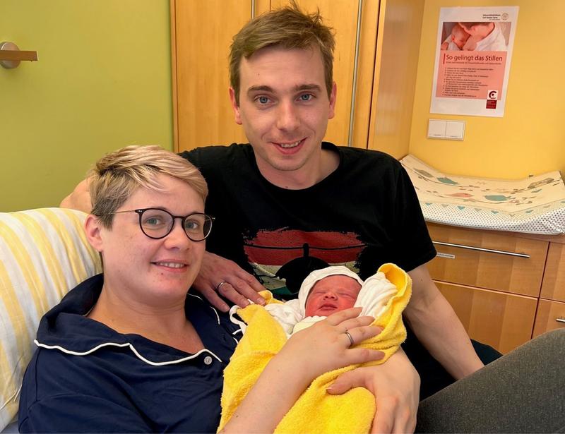 Clara-Louise kam am 22. Februar 2022, um 08.08 Uhr am Uniklinikum Dresden zur Welt und erfreut seitdem ihre Eltern Christin und Stefan.
