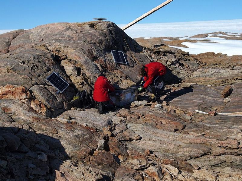 Maria Kappelsberger (links) und Karl Heidrich-Meisner beim Aufbau der GPS-Station Blisnetzow. Die Sicherstellung der Stromversorgung erfolgte mit Hilfe von Solarmodulen.