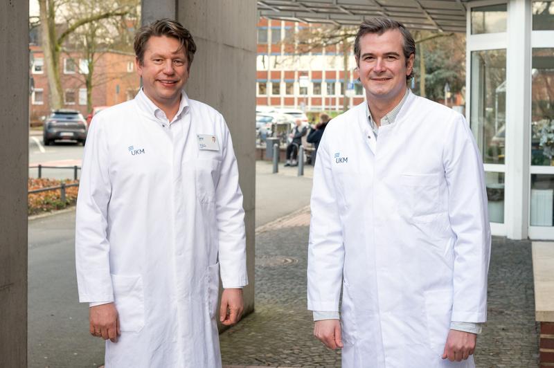 Wollen die OP-Zukunft digitaler gestalten: Privatdozent Dr. Maximilian Kückelhaus (r.) und Prof. Dr. Tobias Hirsch, Lehrstuhlinhaber für Plastische und Rekonstruktive Chirurgie an der WWU