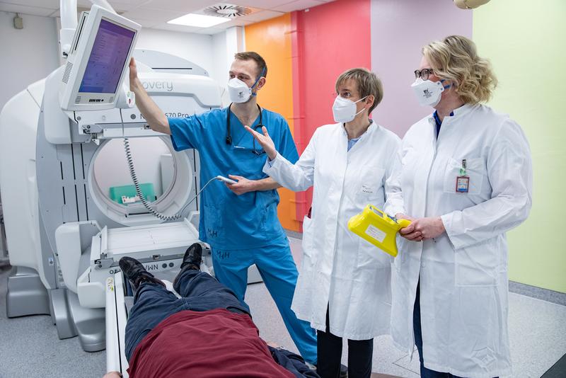 Professorin Dr. Dr. Anette Melk (Mitte) mit den PRACTIS-Teilnehmenden Dr. Johanna Diekmann und Dr. Carl Grabitz während einer Untersuchungssituation in der MHH-Nuklearmedizin. 