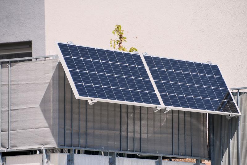 Solarmodule eines Steckersolargeräts an einem Balkongeländer. 