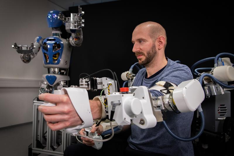 RH5 Manus lässt sich mithilfe eines am DFKI Robotics Innovation Center entwickelten und für die Teleoperation optimierten aktiven Exoskeletts fernsteuern. 