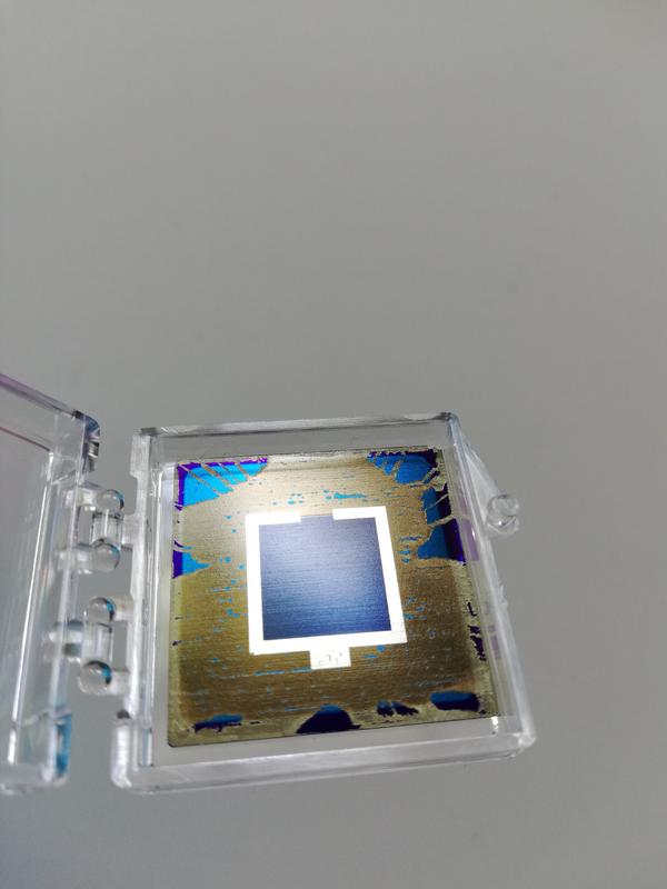 Auf einer Standard-Silizium-Zelle hat das HZB-Team eine Perowskit-Topzelle aufgebracht. Diese Tandem-Solarzelle könnte mit weiteren Optimierungen hohe Wirkungsgrade erreichen. 