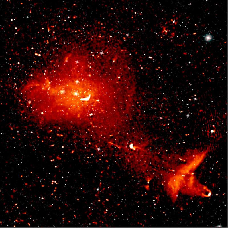 Cloma-Cluster im Radio- und Infrarot-Bereich: Der Cluster besteht aus mehr als 1.000 Galaxien und ist 300 Mio. Lichtjahre von der Erde entfernt. Die Radiodaten machen Strahlung von hochenergetischen Teilchen zwischen den Galaxien sichtbar.