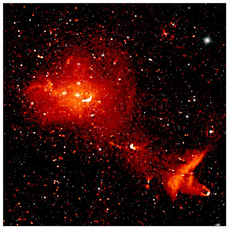 Der Coma-Cluster ist 300 Millionen Lichtjahre von der Erde entfernt und besteht aus mehr als 1.000 Galaxien, die hier im Radio- und Infrarot-Bereich gezeigt sind. Die Radiodaten machen die Strahlung von hochenergetischen Teilchen sichtbar.