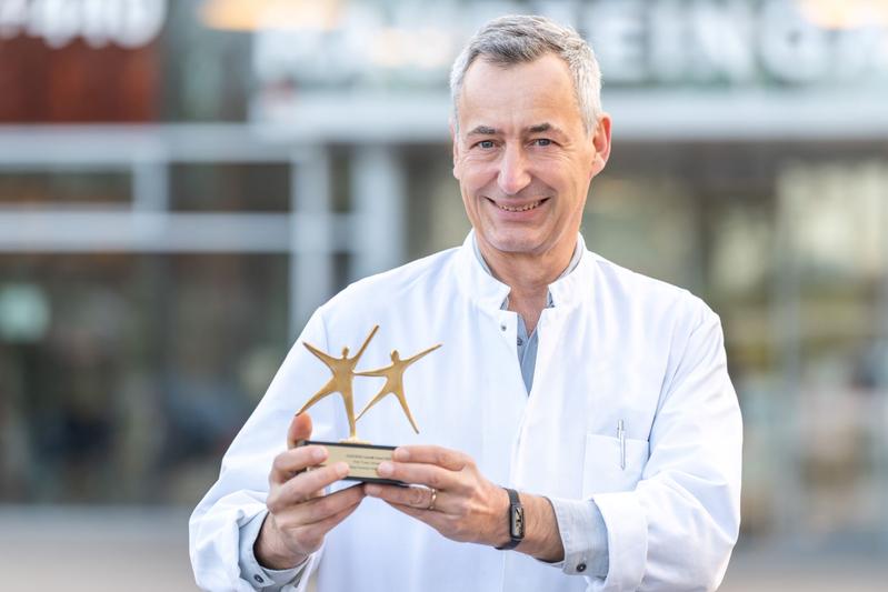 Prof. Dr. Schaefer, Sektionsleiter der Pädiatrischen Nephrologie am UKHD, mit dem Black-Pearl-Award.