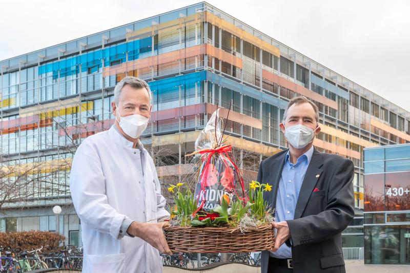 Uwe Korst (rechts) überbrachte Prof. Dr. Schaefer die Glückwünsche zusammen mit einem Präsentkorb und bedankt sich für seinen langjährigen und unermüdlichen Einsatz.