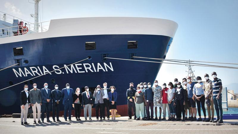 Meeresforschende und Gäste trafen sich zum Start der "Schwimmenden Universität" vor dem Forschungsschiff MARIA S. MERIAN in Mindelo auf Cabo Verde. Foto: Abel Monteiro