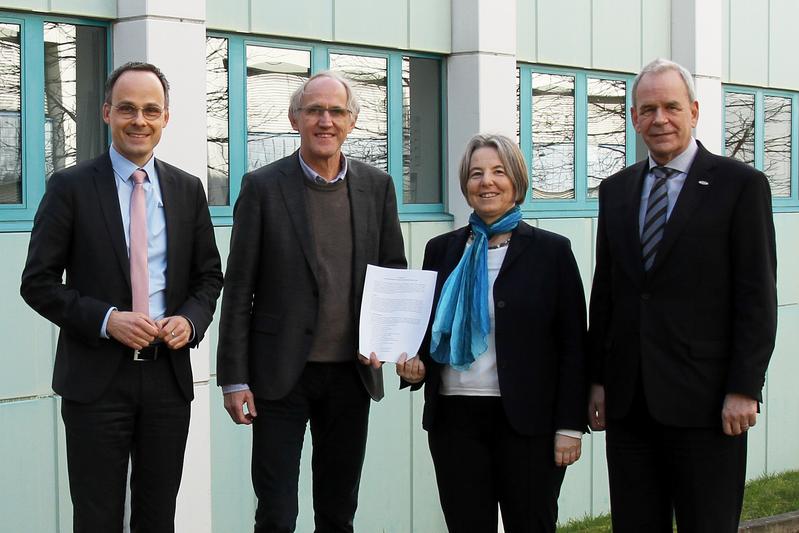 v.l.n.r. Dr. Denis Alt, Staatssekretär im Ministerium für Wissenschaft und Gesundheit, Prof. Dr. Arnd Poetzsch-Heffter, Präsident de