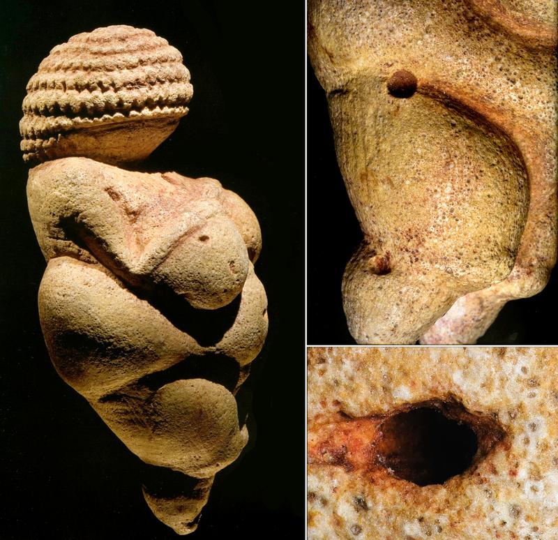 Die Venus von Willendorf. Die Herkunft der Löcher an der Oberfläche konnten nun erklärt werden. Sie stammen von herausgebrochenen Eisenoxid-Klumpen.