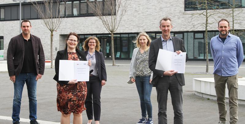 v.l. Antonius Bertels, Prof. Dr.-Ing. Kira Kastell, Prof. Dr. Sabine Hollmann, Monika Riepe, Klaus Grothe, Frank Groene 