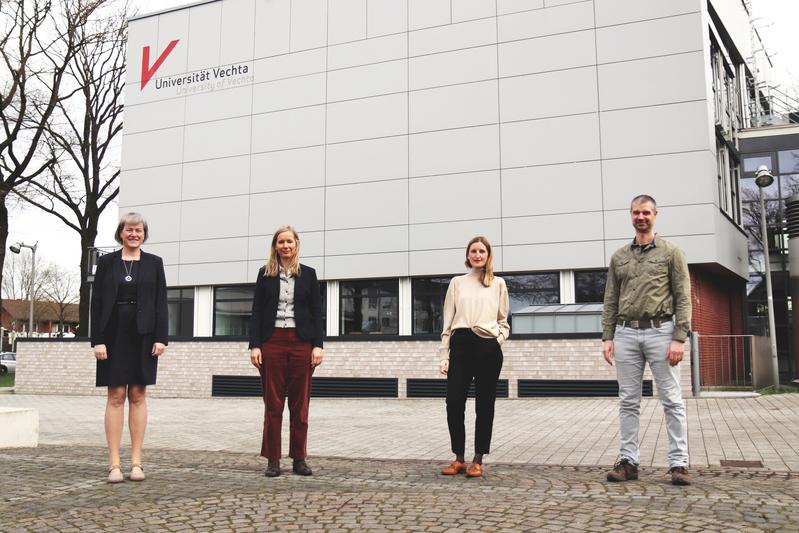 Bei der Übergabe der Berufungsurkunden durch Universitätspräsidentin Prof.in Dr.in Verena Pietzner (l.): Prof.in Dr.in Paula Bögel (2.v.r), Prof. Dr. John-Oliver Engler und Prof.in Dr.in