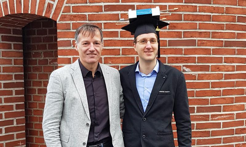 Prof. Dr. Steffen Kinkel von der Hochschule Karlsruhe (Die HKA) mit seinem erfolgreichen Promovenden Tobias Kopp 