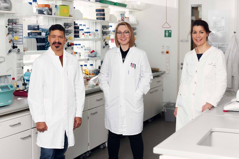 Prof. Dr. Anant Patel, Anja Laufkötter und Dr. Désirée Jakobs-Schönwandt von der Arbeitsgruppe „Fermentation und Formulation of Biologicals and Chemicals“ der FH Bielefeld forschen gemeinsam an der Entwicklung von Formulierungen gegen Engerlinge im Boden 