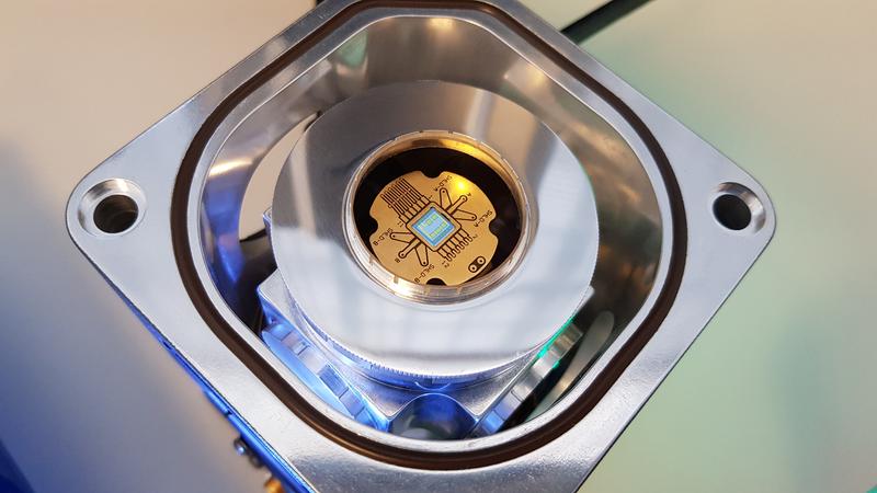 Chips aus dem Tiefkühlfach: Ob Elektronik fit genug für die Quantenforschung ist, verrät die Kryomessung am Fraunhofer IZM. Geräteaufbau mit einer Skizze des Testchips.