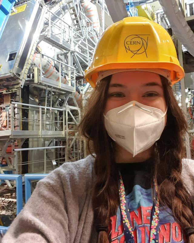 THD-Studentin Hannah Luther vor dem Teilchendetektor ATLAS des CERN.