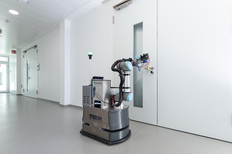 Die Arbeiten des Fraunhofer IPA zur Reinigung und Desinfektion von Oberfächen basieren auf dem Roboter »DeKonBot 2« und entwickeln dessen Fähigkeiten weiter.
