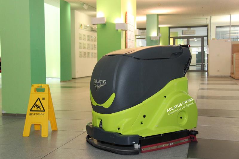 Existierende Bodenreinigungsroboter können bereits für die automatisierte Reinigung großflächiger Umgebungen eingesetzt werden.