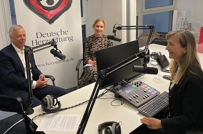 Virologie und Kardiologie tauschen sich aus: Prof. Sandra Ciesek (re. hinten) und Prof. Thomas Voigtländer (links) im Podcast-Gespräch mit Medizinredakteurin Ruth Ney (vorne re; zum Aufnahmezeitpunkt sind alle frisch geboostert und getestet).