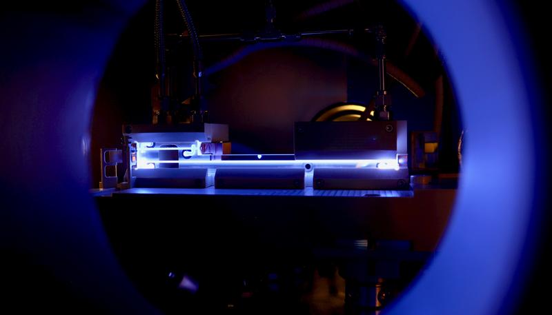 Die beiden Plasmazellen von FLASHForward, beobachtet durch ein Vakuumfenster. Die Zellen werden mit Argongas gefüllt und dann mit der Entladung einer elektrischen Hochspannung ionisiert, um ein Plasma zu bilden.