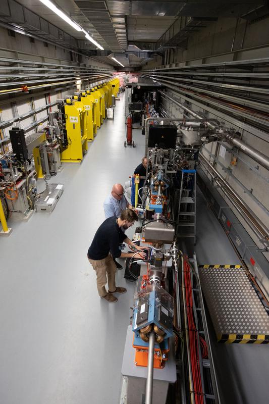 Blick entlang der FLASHForward-Strahlführung (rechts im Bild). Sie liegt neben einer Undulatorstrecke des Freie-Elektronen-Lasers FLASH. 