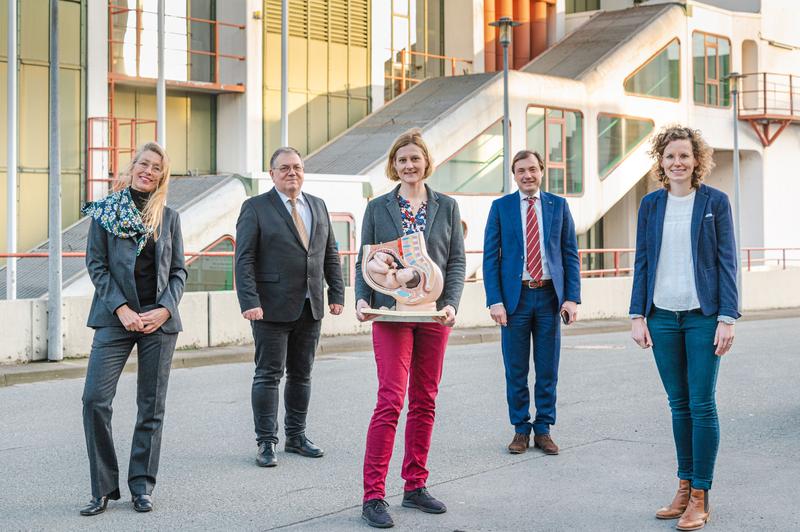 Freuen sich auf die Studierenden des Bachelor-Studiengangs Hebammenwissenschaft: Frauke Wagener, Sandra Kroner-Beike und Felizitas Dirkmann (v.l.), der Dekan Prof. Frank Ulrich Müller (2.v.l.) und der Ärztliche Direktor des UKM Prof. Alex W. Friedrich.