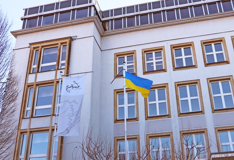 Flags in front of the IFW Dresden (IFW Dresden) 