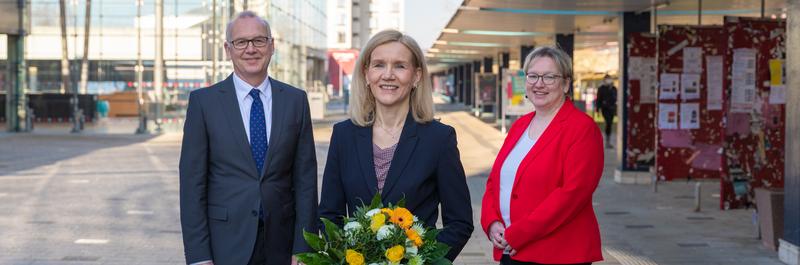 Foto auf dem Boulevard der Universität Bremen (von links): Rektor Professor Bernd Scholz-Reiter, die zukünftige Rektorin Professorin Jutta Günther und Kanzlerin Frauke Meyer.