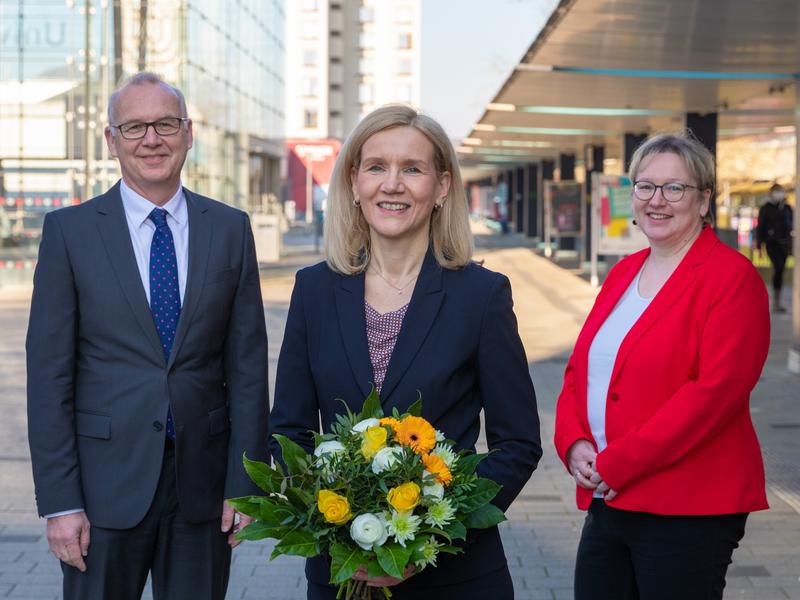 A photo taken on the university Boulevard (from the left): President Professor Bernd Scholz-Reiter, the future president Professor Jutta Günther, and Director of Finance and Administration Frauke Meyer.