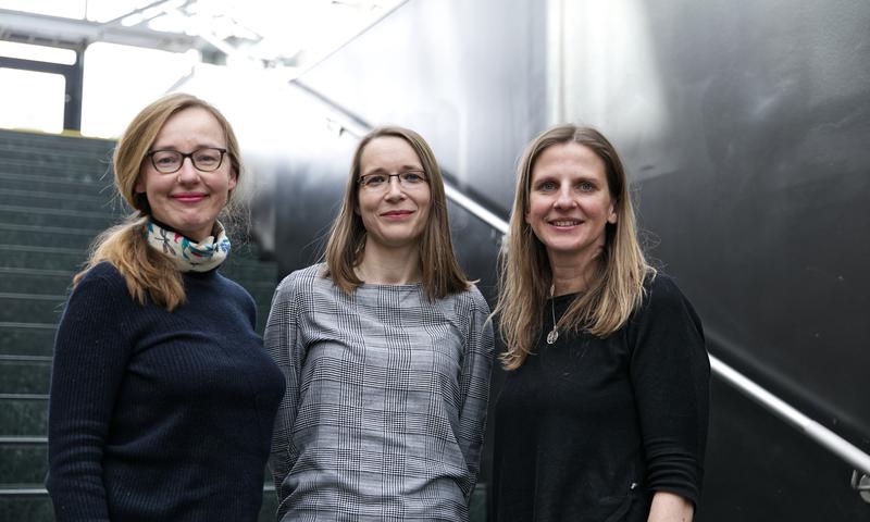 Das Team um JADE besteht aus vier Wissenschaftlerinnen: Professorin Julia Brandl (links), die wissenschaftlichen Mitarbeiterinnen Petra Eggenhofer-Rehart (Mitte), Martina Kohlberger (rechts) und Katharina Pernkopf (nicht im Bild).  