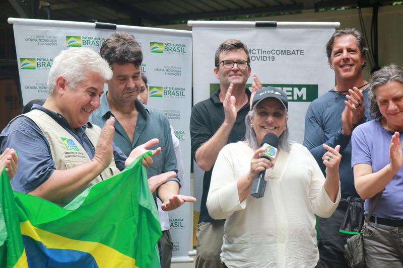 Forschungsminister Marcos Pontes (im Bild links) mit Besucherinnen und Besuchern am ATTO-Turm im brasilianischen Regenwald. 