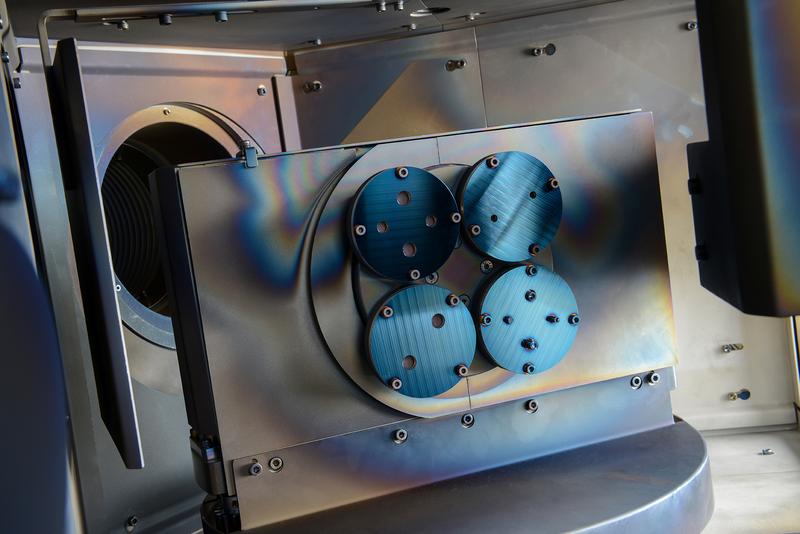 Innenansicht der neuen Diamond-Like-Carbon-Beschichtungsanlage am Fraunhofer IPT.