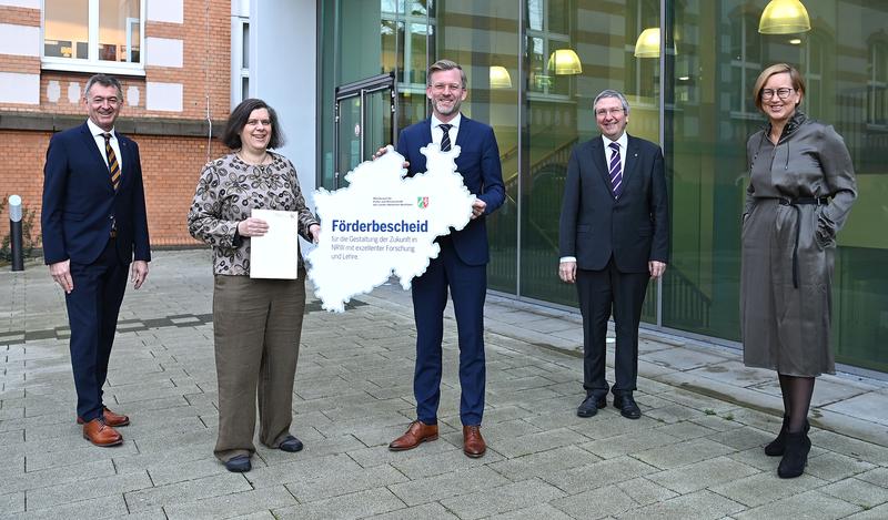 Übergabe des Förderbescheids für „ALepa“ (v.l.): FH-Dortmund-Kanzler Jochen Drescher, Prof. Dr. Inga Saatz, Staatssekretär Dr. Dirk Günnewig, FH-Rektor Prof. Dr. Wilhelm Schwick und Prof. Dr. Tamara Appel, Prorektorin für Lehre und Studium.