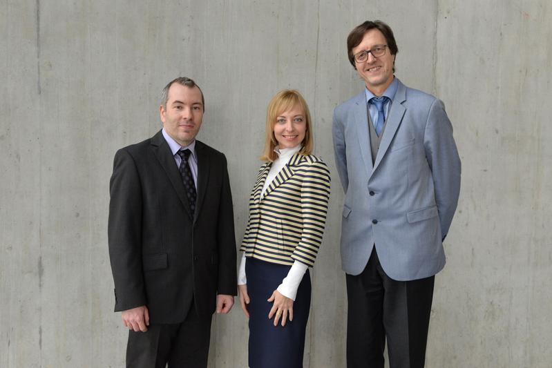 Von links nach rechts: Professor Dr.-Ing. Ingo Kühne (Prodekan und Forschungskoordinator Fakultät Technik und Wirtschaft, stellvertretender Direktor IDA), Dr. Anna Konyev (Institutsassistentin) und Professor Dr.-Ing. Jürgen Ulm (Direktor IDA). 