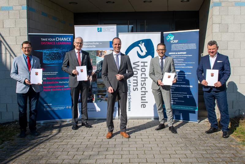 Wissenschaftsminister Clemens Hoch (mi) mit Prof. Dr. Haderlein, Leiter zfh, Prof. Dr. K. Stoffel, Präsident HS Koblenz, Prof. Dr. H Kehr, Vizepräsident, HS Worms und Dr. K. Faber, GF VCRP (vlnr)