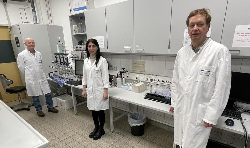 Ein Team um Wolfgang Kummer, Maryam Keshavarz und Burkhard Schütz (von links) untersuchte, welche Funktion Bürstenzellen der Gallenblase bei der Abwehr bakterieller Infektionen erfüllen.