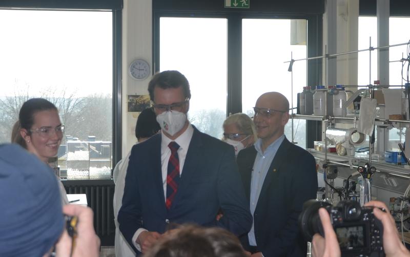 Hendrik Wüst besucht MPI für Kohlenforschung