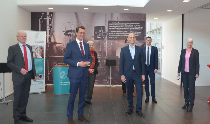 Ministerpräsident Wüst begleitet Isabel Pfeiffer-Poensgen zum Besuch im MPI für Kohlenforschung