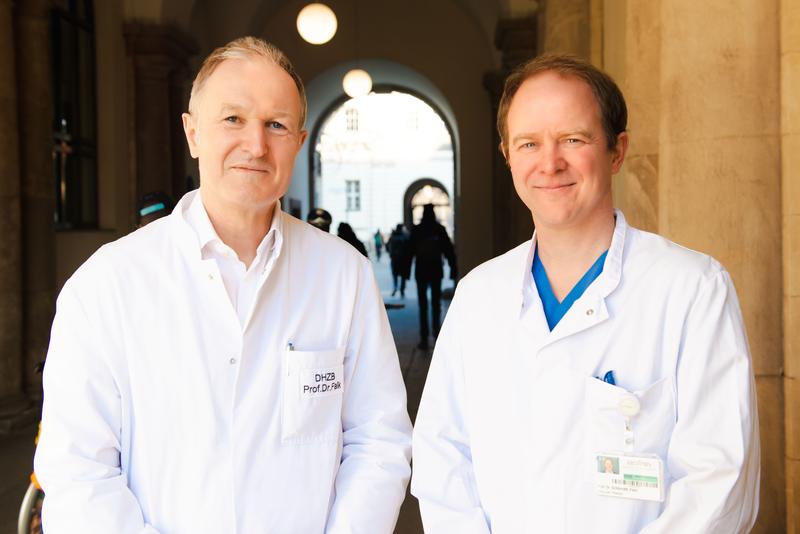 Der Ärztliche Direktor des DHZB Prof. Dr. Volkmar Falk (links) gratuliert Prof. Dr. Felix Schönrath herzlich zu seiner Professur.