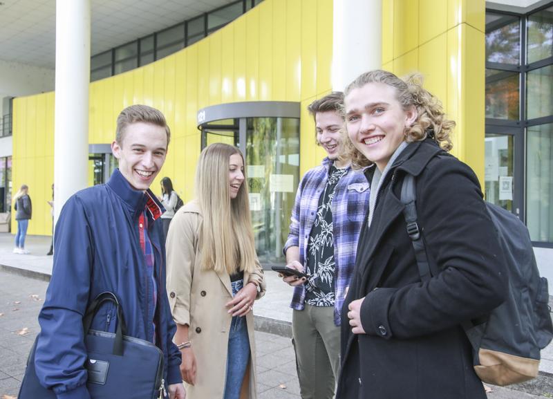 Studierende vor der DHBW Karlsruhe