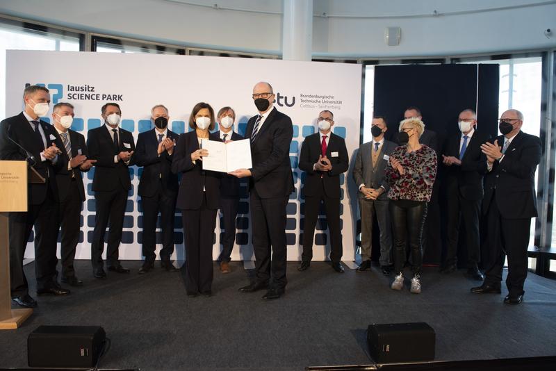 BTU-Präsidentin Prof. Gesine Grande übergibt stellvertretend für alle Unterzeichner*innen das Memorandum of Understanding an den Ministerpräsidenten Dr. Dietmar Woidke. Auf dem Bild zu sehen sind siehe*