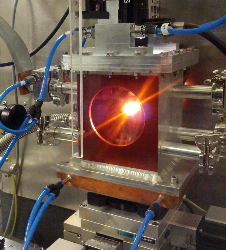 Das Erdinnere im Labor: In der luftleeren Experimentierkammer wird die Probe aufgeheizt und zwischen zwei Diamant-Stempeln unter Hochdruck gesetzt. Während des Prozesses lässt sich die Probe mit dem brillanten PETRA III-Röntgenstrahl analysiereren.