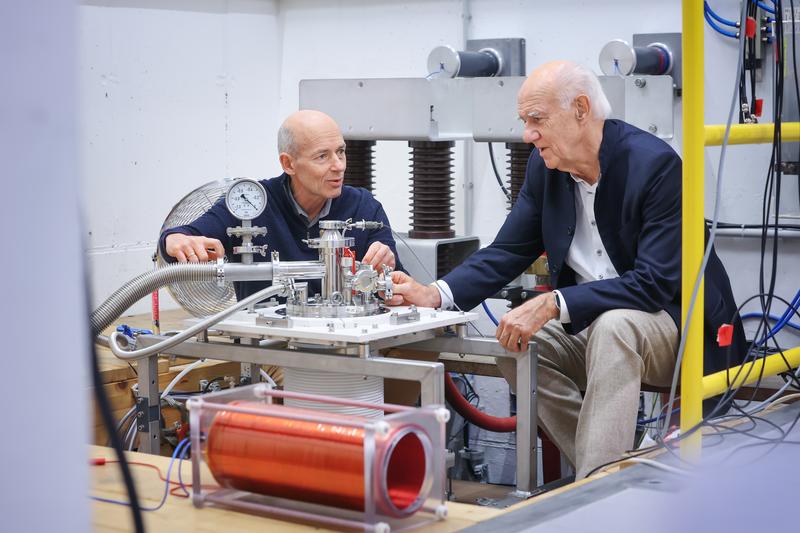 In solch einer Magnetspule gelang es Thomas Herrmannsdörfer (links) und Richard Funk, im Zellkultur-Experiment gestörte Motoneuronen von ALS-Patienten mit magnetischen Impulsen zu stimulieren.