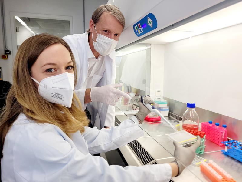 PhD student Samira Marx and Prof. Dr. Gunther Hartmann of the Cluster of Excellence ImmunoSensation2 at the University of Bonn in the lab. 